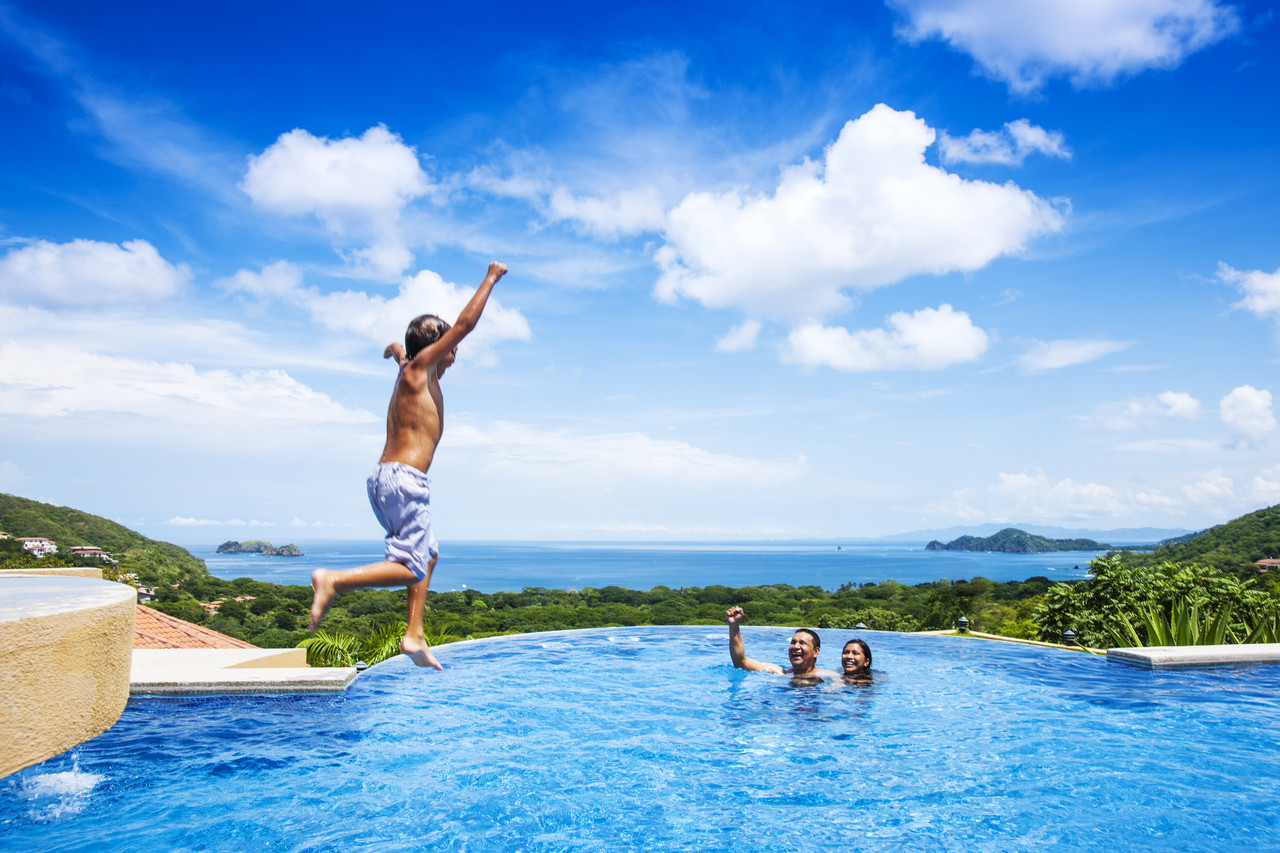 enfant saute piscine Costa Rica