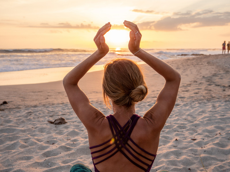 femme yoga plage