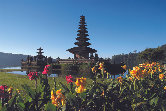 Munduk Temple Balinais - jungle et lac sacré