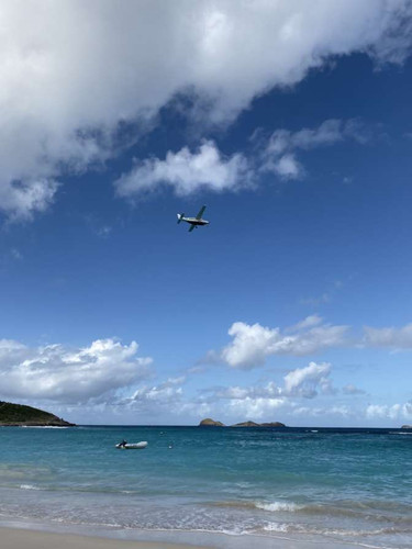 Transfert à l'aéroport de San Cristobal pour un vol de retour sur le continent.
