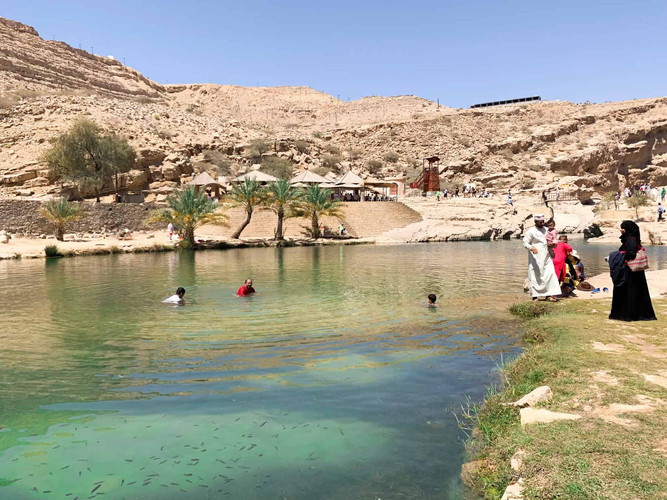 Explore o deslumbrante vale de Wadi Bani Khalid