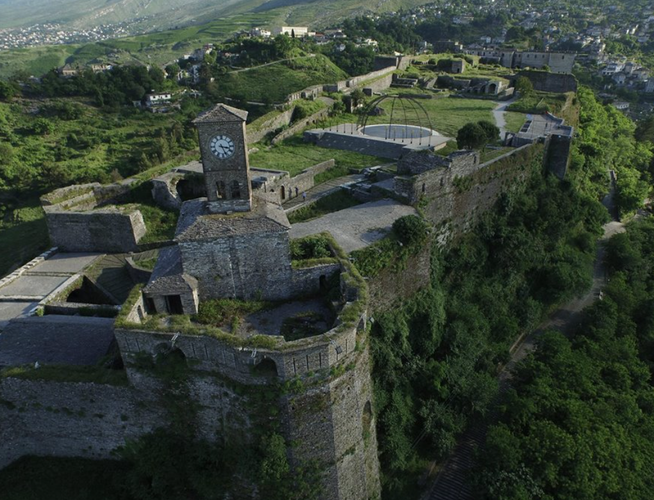 Jour 8 – Gjirokaster – Forteresse et mémoire