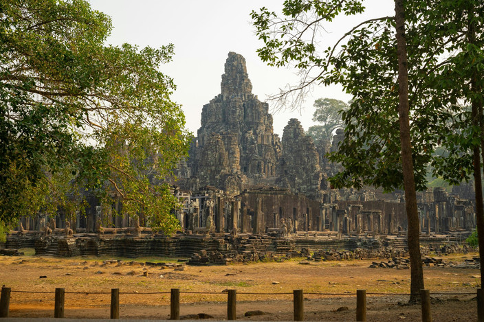 Sur la route des temples khmers et transfert pour le Cambodge.