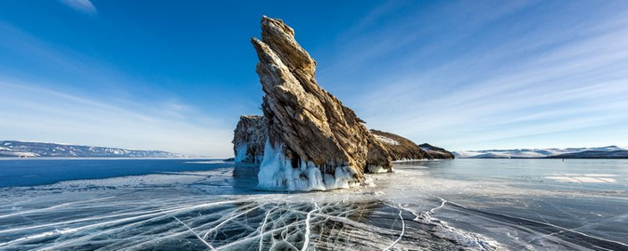 Par la glace du lac vers l'île d'Olkhone