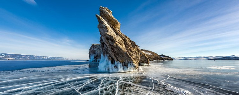 Par la glace du lac vers l'île d'Olkhone