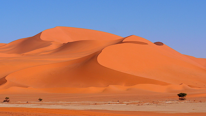 La belle dune de Tin Merzouga, les horizons lointains