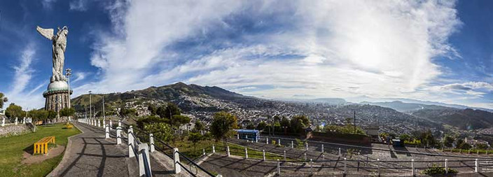 Traversée du centre historique de Quito et réserve du Pululahua