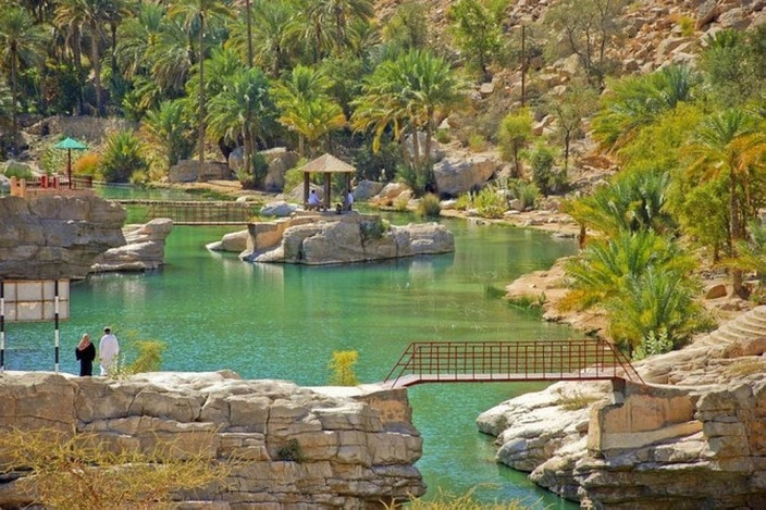 Explore o deslumbrante vale de Wadi Bani Khalid