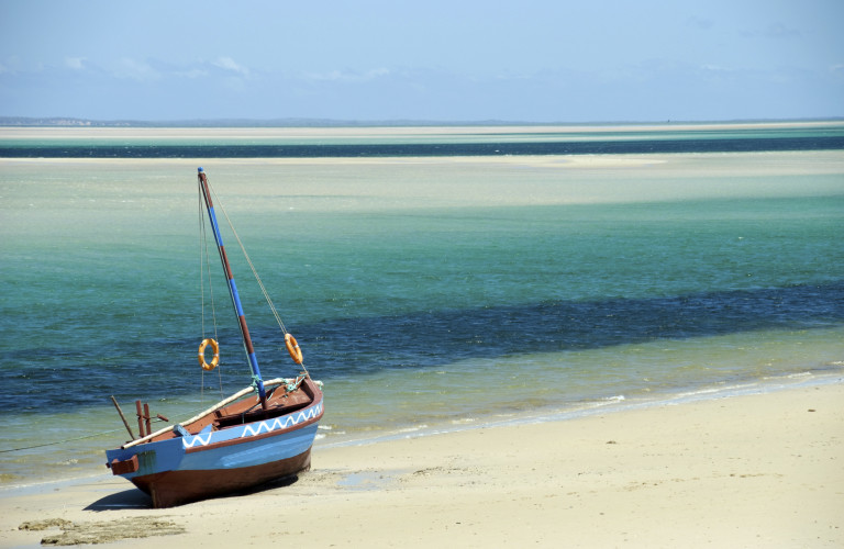 dhow-sur-la-plage-de-bazaruto-c-jamesharrison-istockphoto