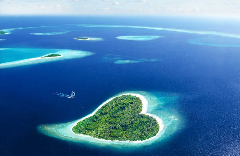 une-ile-en-forme-de-coeur-maldives-romolo-tavani