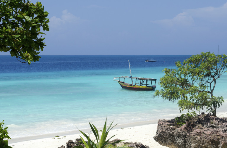 bateau-de-pe%cc%82che-dans-les-eaux-turquoise-de-zanzibar-c-ppart-istockphoto