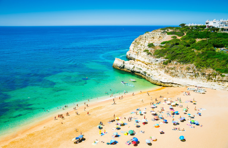 vue-sur-une-plage-de-portimao-c-elenaburn-shutterstock-com-1